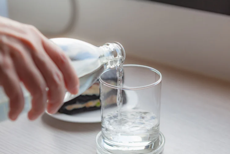 別再傷腎！10個「錯誤喝水壞習慣」與腎臟殺手排行